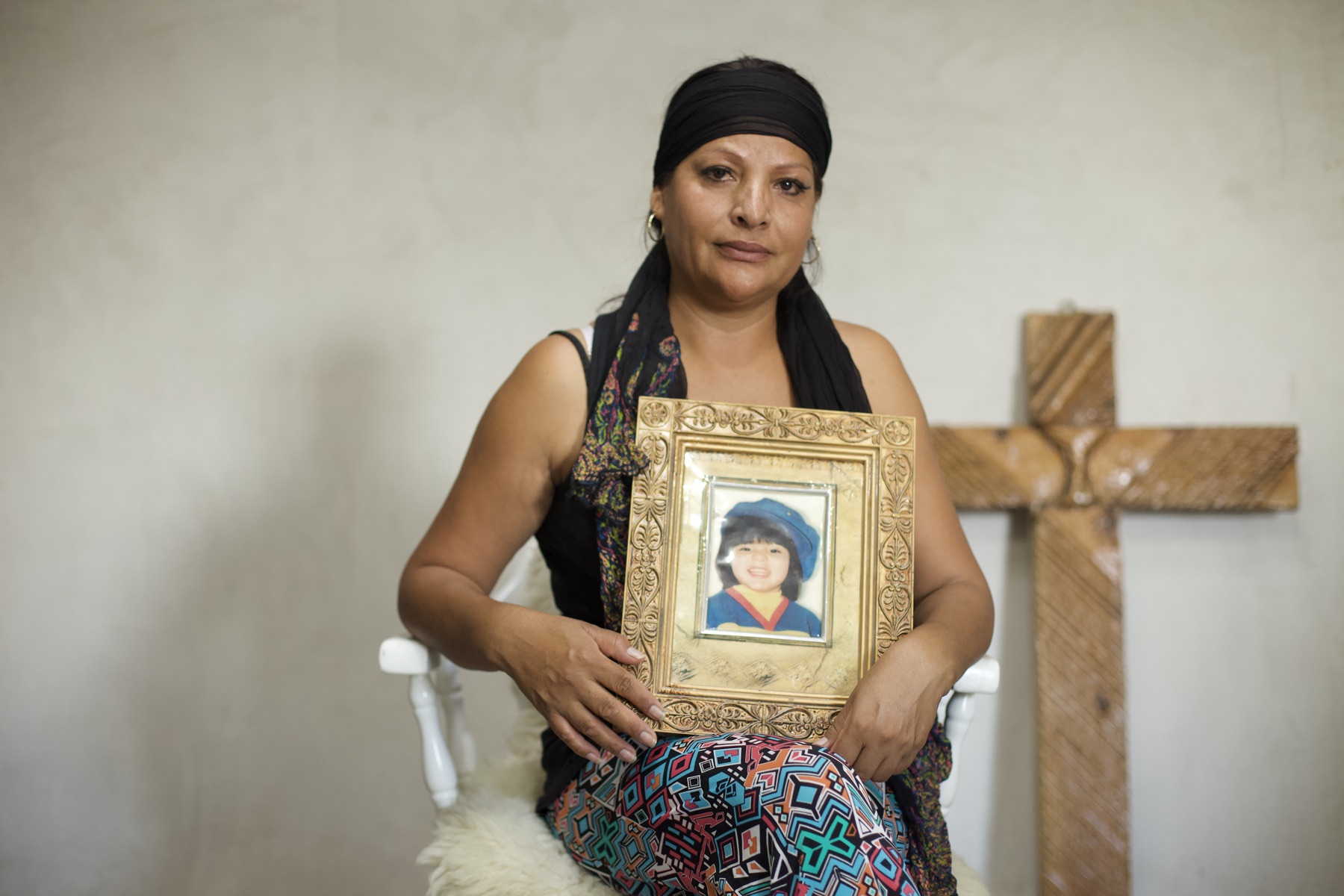Oralia Hernández Gómez holding a portrait of her daughter Verónica